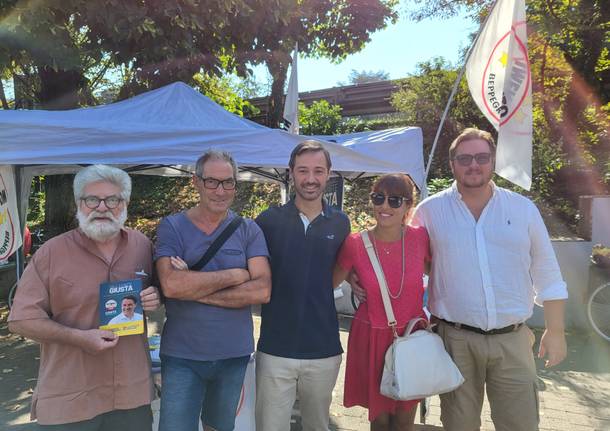 Movimento 5 stelle riccardo olgiati al mercato di Legnano