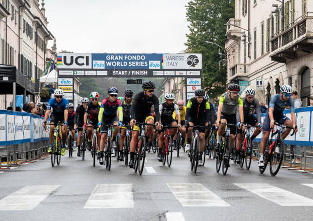 partenza gran fondo tre valli varesine 2021