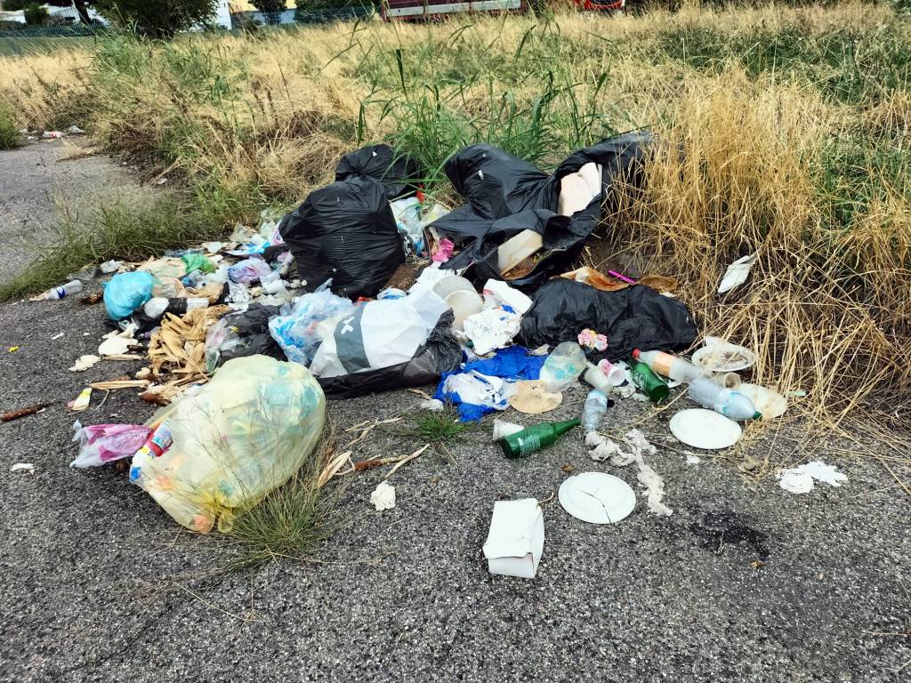 Rifiuti abbandonati in via 1° maggio a Nerviano