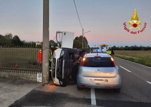 scontro tra due auto in via augusta