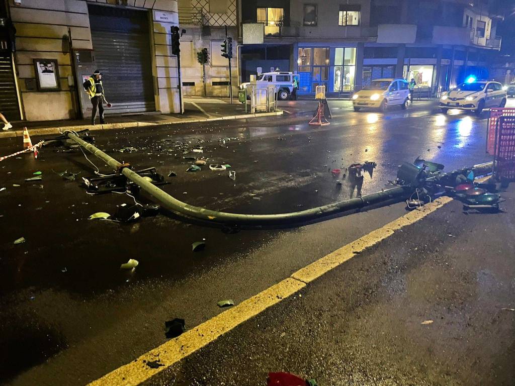 Semaforo crollato in via Magenta a Varese