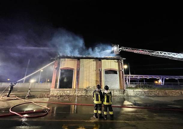 Tetto in fiamme castano primo 