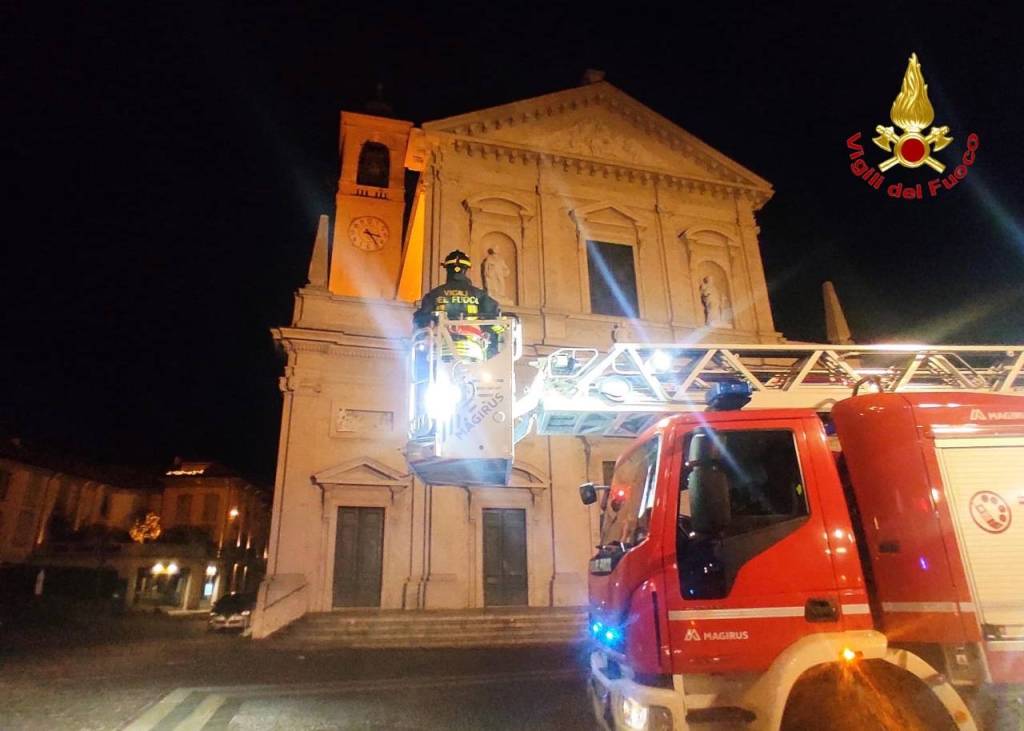 Ubriaco si arrampica sul tetto della chiesa di Saronno