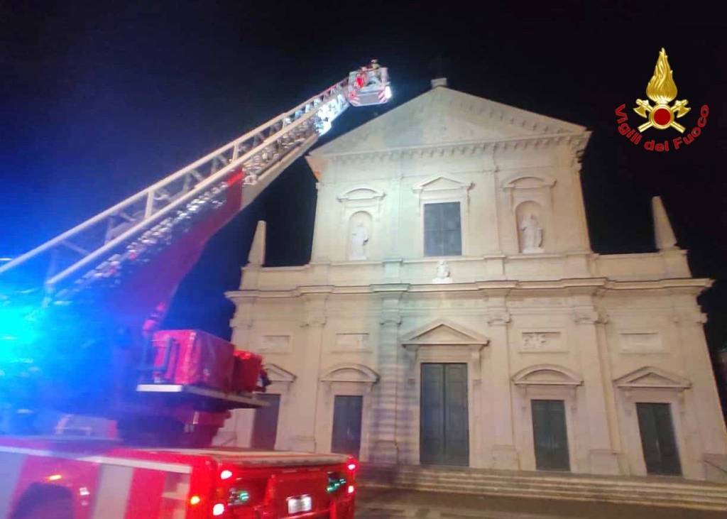 Ubriaco si arrampica sul tetto della chiesa di Saronno