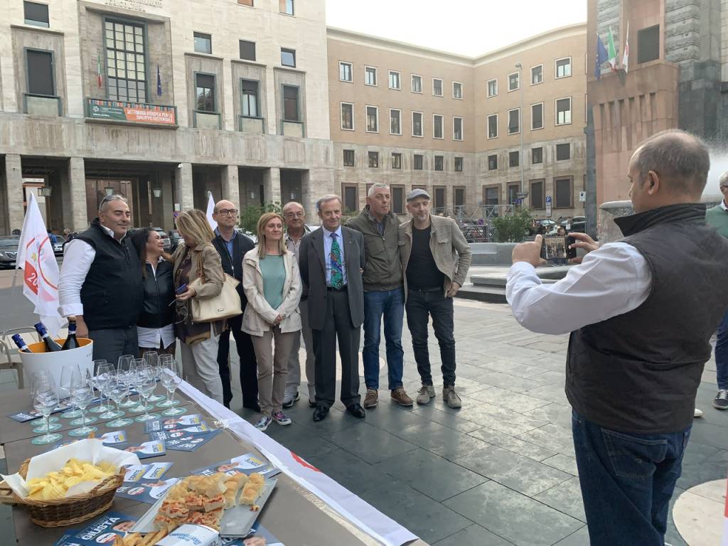 Un aperitivo in piazza conclude la campagna elettorale dei 5 stelle a Varese