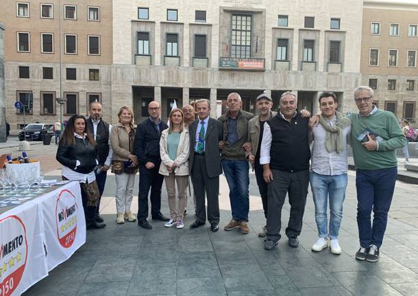 Un aperitivo in piazza conclude la campagna elettorale dei 5 stelle a Varese