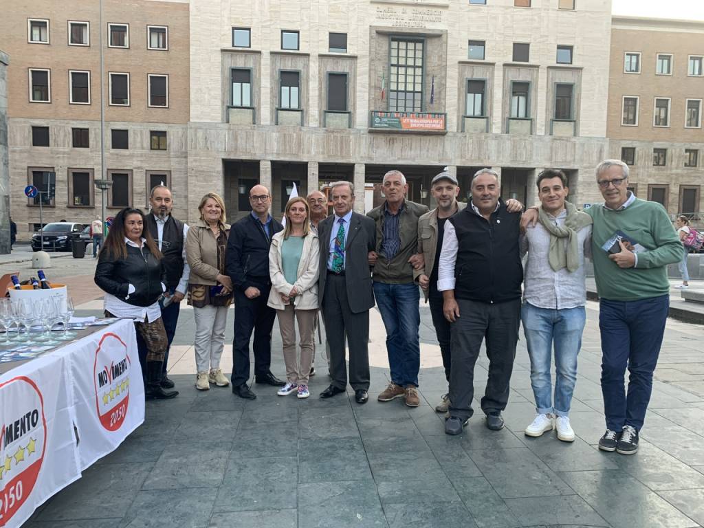 Un aperitivo in piazza conclude la campagna elettorale dei 5 stelle a Varese