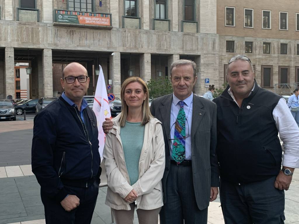 Un aperitivo in piazza conclude la campagna elettorale dei 5 stelle a Varese