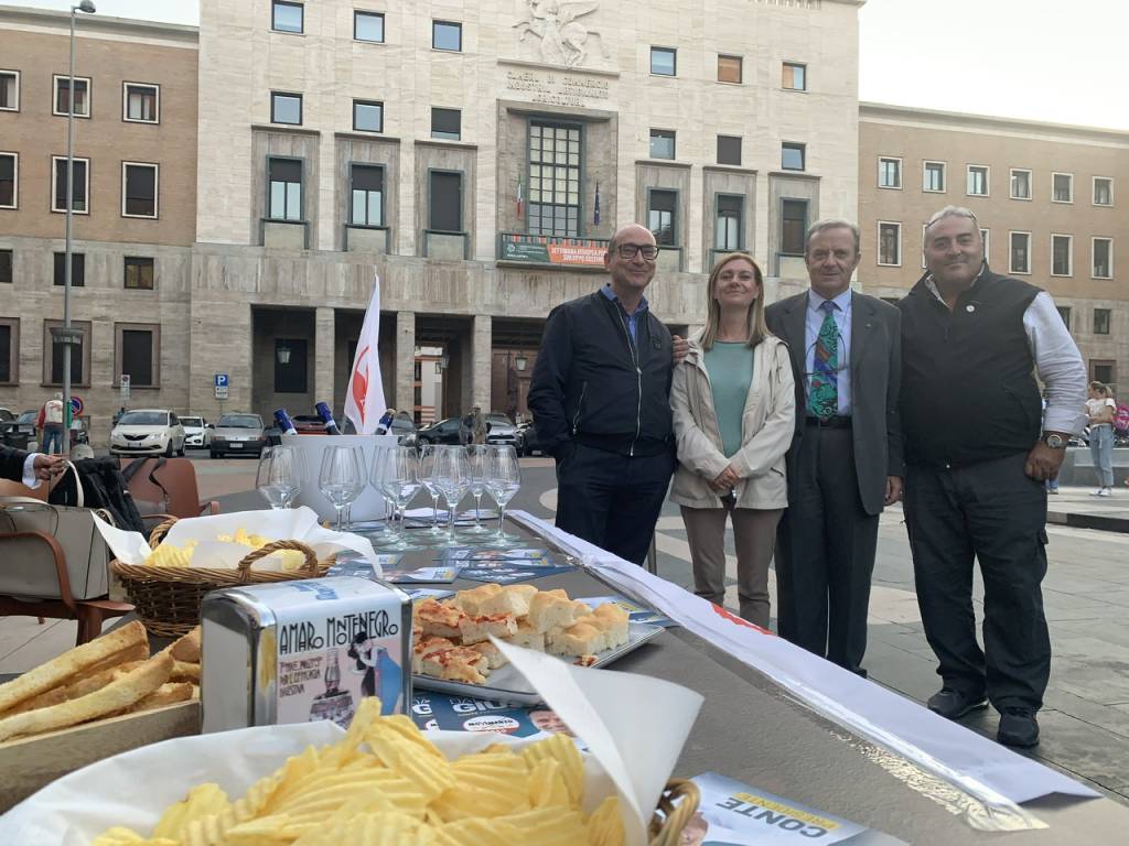 Un aperitivo in piazza conclude la campagna elettorale dei 5 stelle a Varese