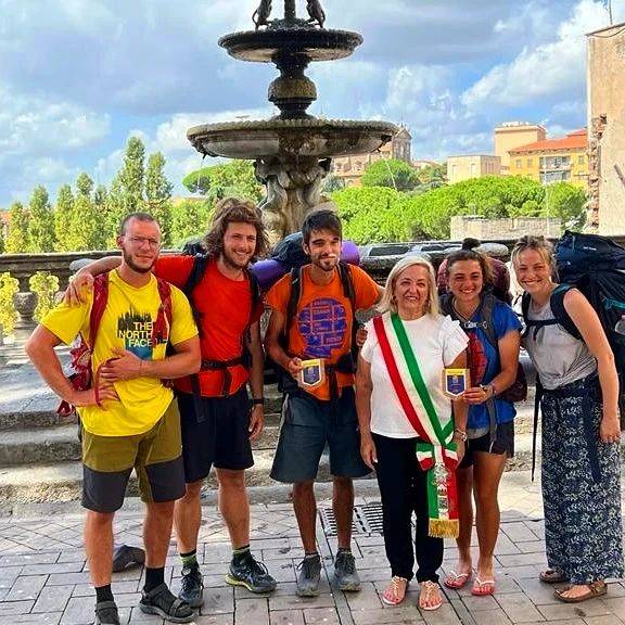 3200 chilometri a piedi sulla via Francigena. "Un'esperienza meravigliosa che ti cambia la vita"
