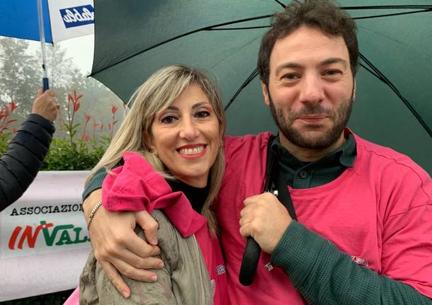 Valbossa in rosa sotto la pioggia