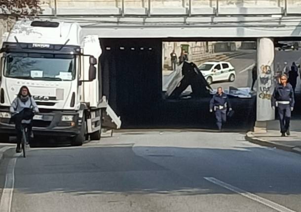 Camion incastrato Gallarate