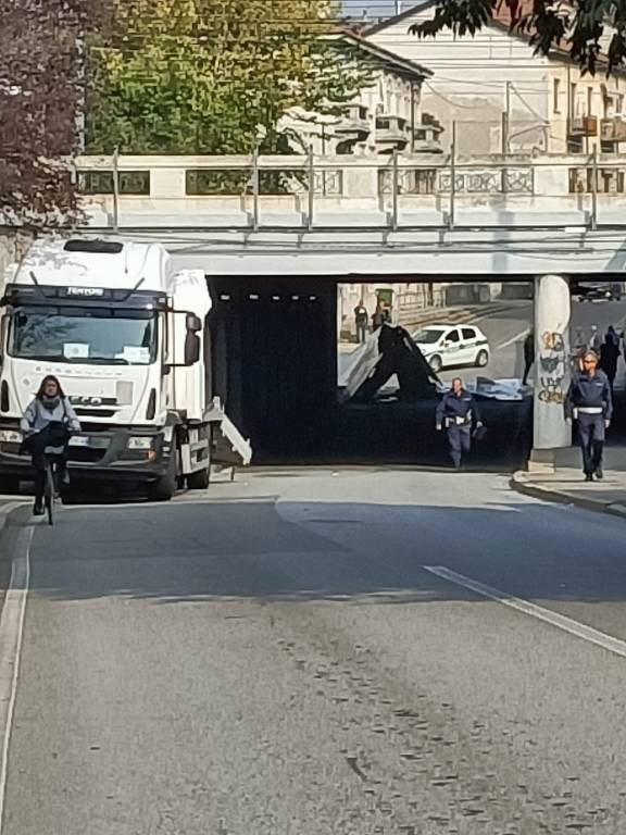 Camion incastrato Gallarate 