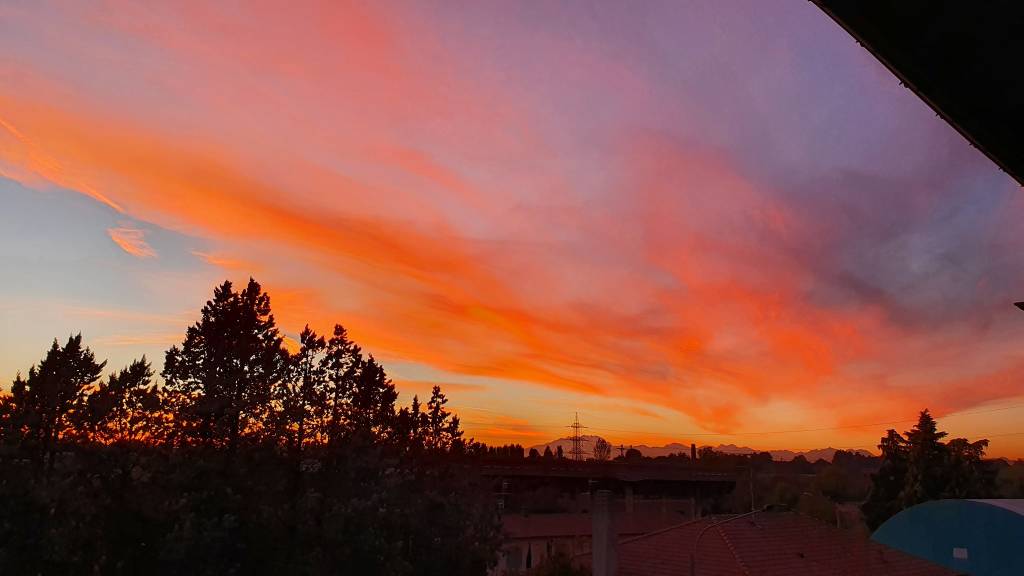 Gli spettacolari colori del tramonto di lunedì 3 ottobre