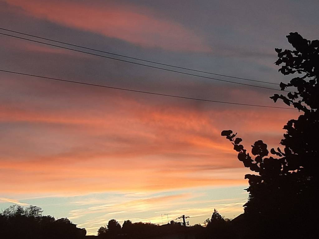 Gli spettacolari colori del tramonto di lunedì 3 ottobre