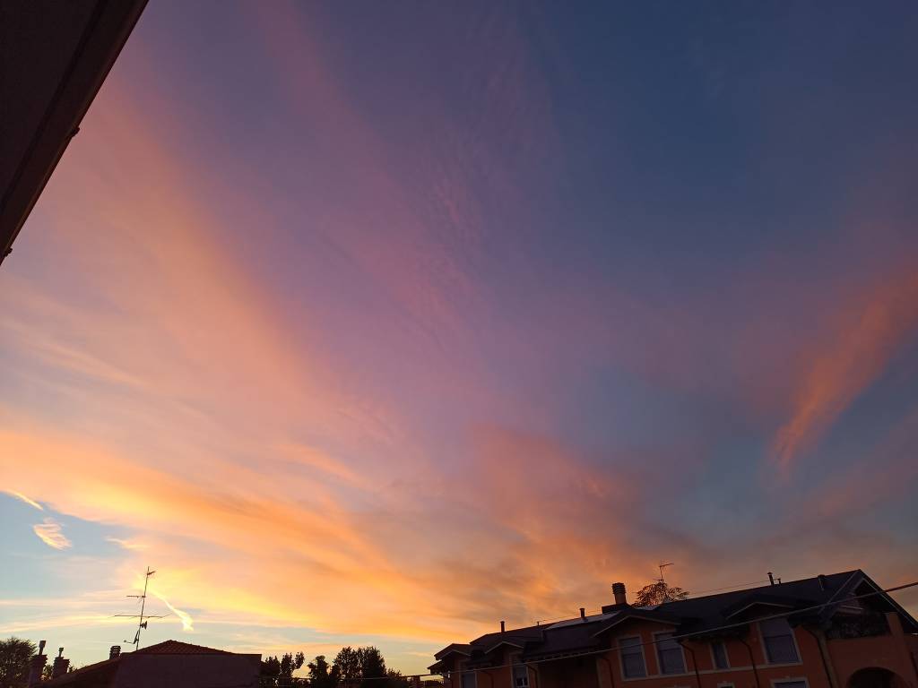 Gli spettacolari colori del tramonto di lunedì 3 ottobre