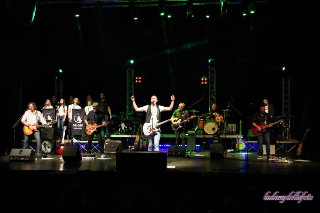 Emozioni e solidarietà al teatro di Varese