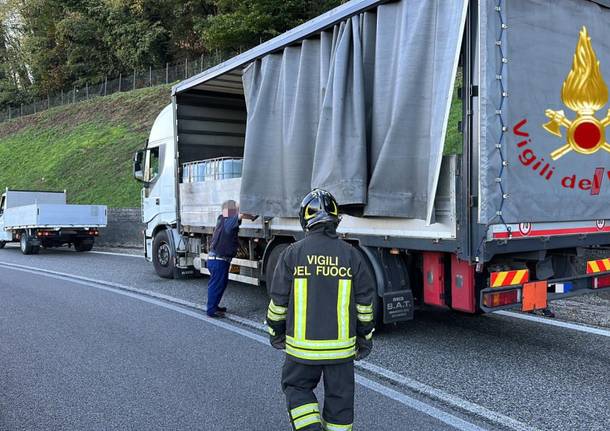 Contenitore di soda caustica si riversa all'ingresso dell'autostrada a Fino Mornasco