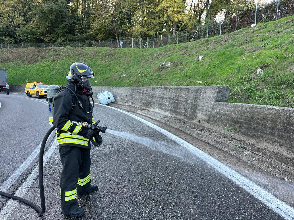 Contenitore di soda caustica si riversa all'ingresso dell'autostrada a Fino Mornasco