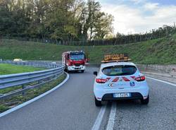 Contenitore di soda caustica si riversa all'ingresso dell'autostrada a Fino Mornasco