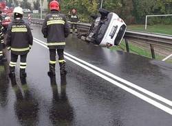 Crolla un cavalcavia a Novara: una automobile recuperata dai Vigili del Fuoco 