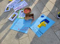 Flash mob "Una ciocca di capelli per la libertà" a Legnano