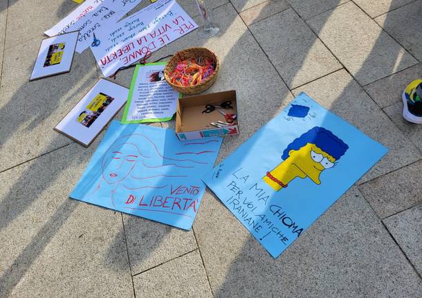 Flash mob "Una ciocca di capelli per la libertà" a Legnano