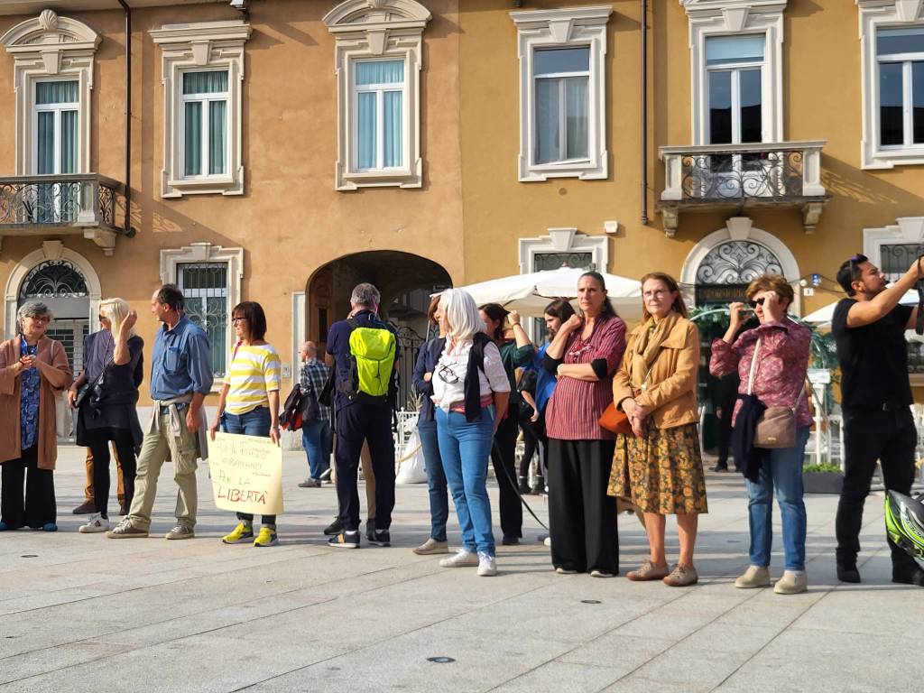 Flash mob "Una ciocca di capelli per la libertà" a Legnano