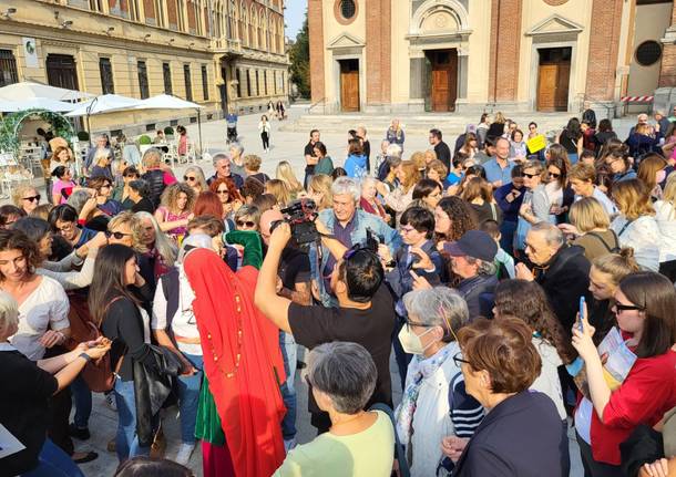 Flash mob "Una ciocca di capelli per la libertà" a Legnano