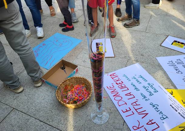 Flash mob "Una ciocca di capelli per la libertà" a Legnano