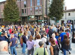 Flash mob "Una ciocca di capelli per la libertà" a Legnano