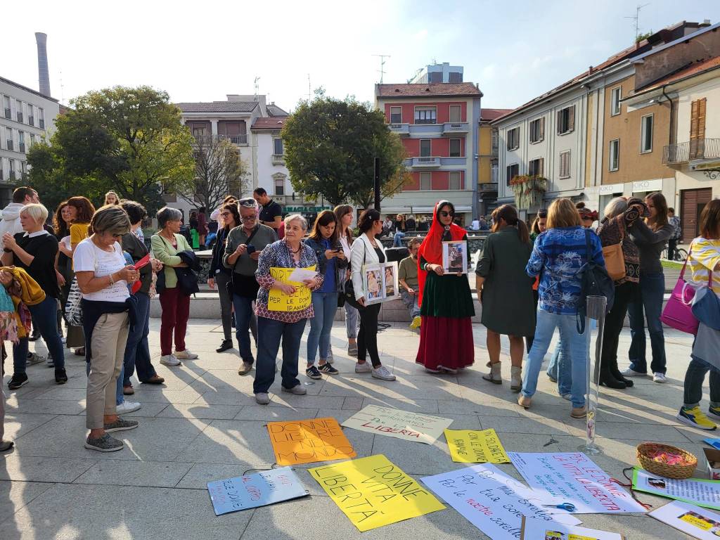 Flash mob "Una ciocca di capelli per la libertà" a Legnano