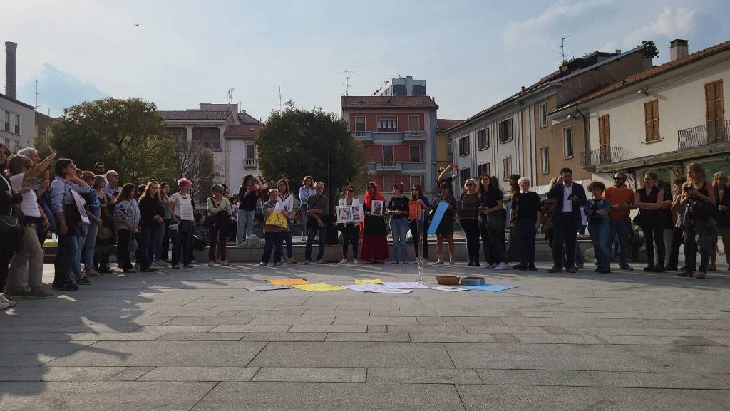 Flash mob "Una ciocca di capelli per la libertà" a Legnano