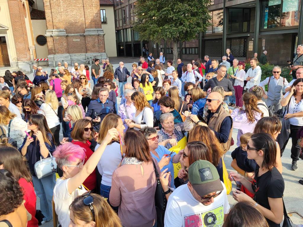 Flash mob "Una ciocca di capelli per la libertà" a Legnano