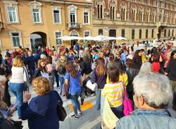 Flash mob "Una ciocca di capelli per la libertà" a Legnano