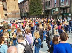 Flash mob "Una ciocca di capelli per la libertà" a Legnano