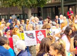 Flash mob "Una ciocca di capelli per la libertà" a Legnano