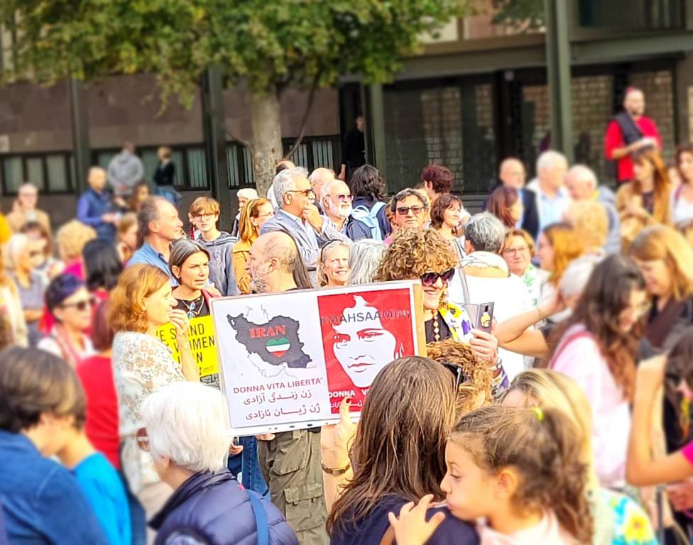 Flash mob "Una ciocca di capelli per la libertà" a Legnano