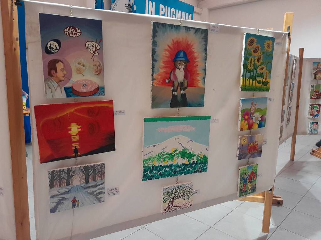 "Guardare Oltre..." mostra di quadri realizzati con bocca e piedi