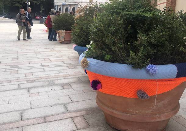 I lavori a maglia vestono il centro di Legnano