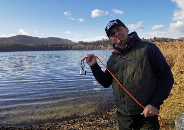 I reperti pescati col magnete nel Lago di Varese