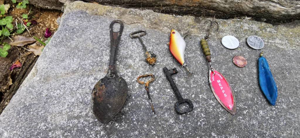 I reperti pescati col magnete nel Lago di Varese