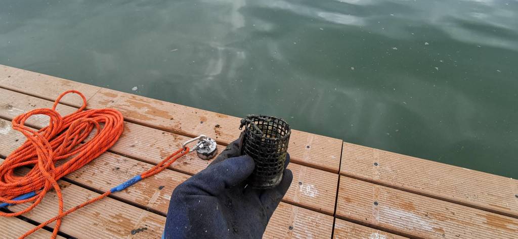 I reperti pescati col magnete nel Lago di Varese