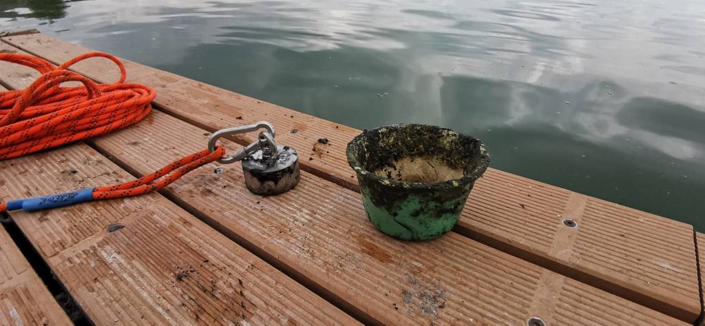 I reperti pescati col magnete nel Lago di Varese