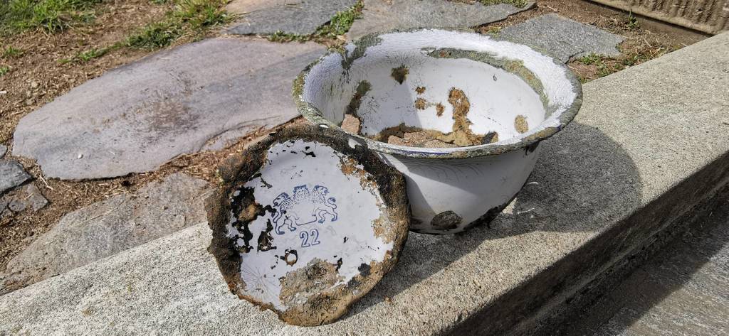 I reperti pescati col magnete nel Lago di Varese