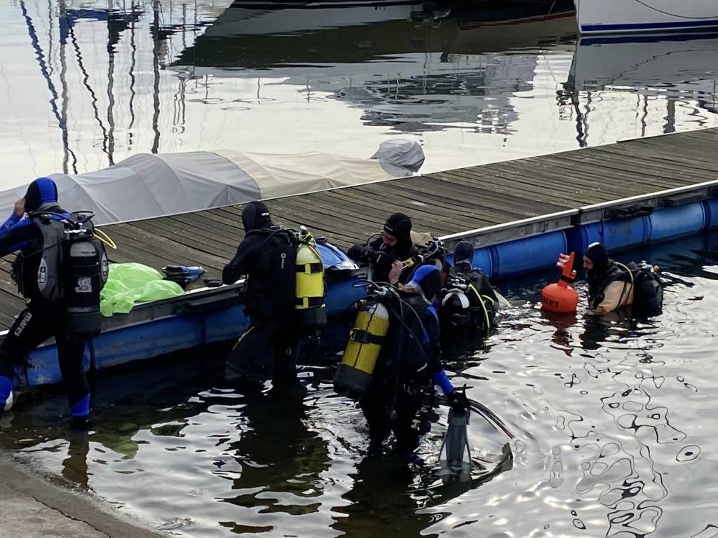 Immondizia raccolta dai sommozzatori nel lago maggiore ad Angela