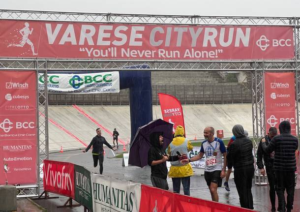 La pioggia non ferma la Varese City Run 2022