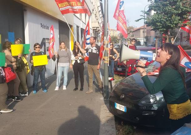 manifestazione vincitori di concorso per stop al trasferimento