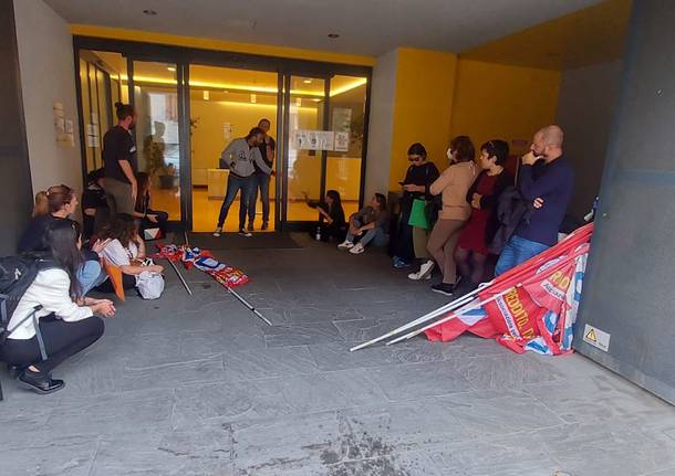 manifestazione vincitori di concorso per stop al trasferimento