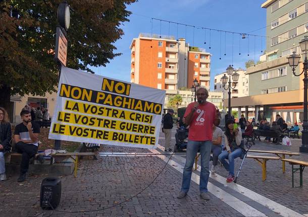 "Noi non paghiamo". A Saronno il debutto della protesta contro il caro bollette